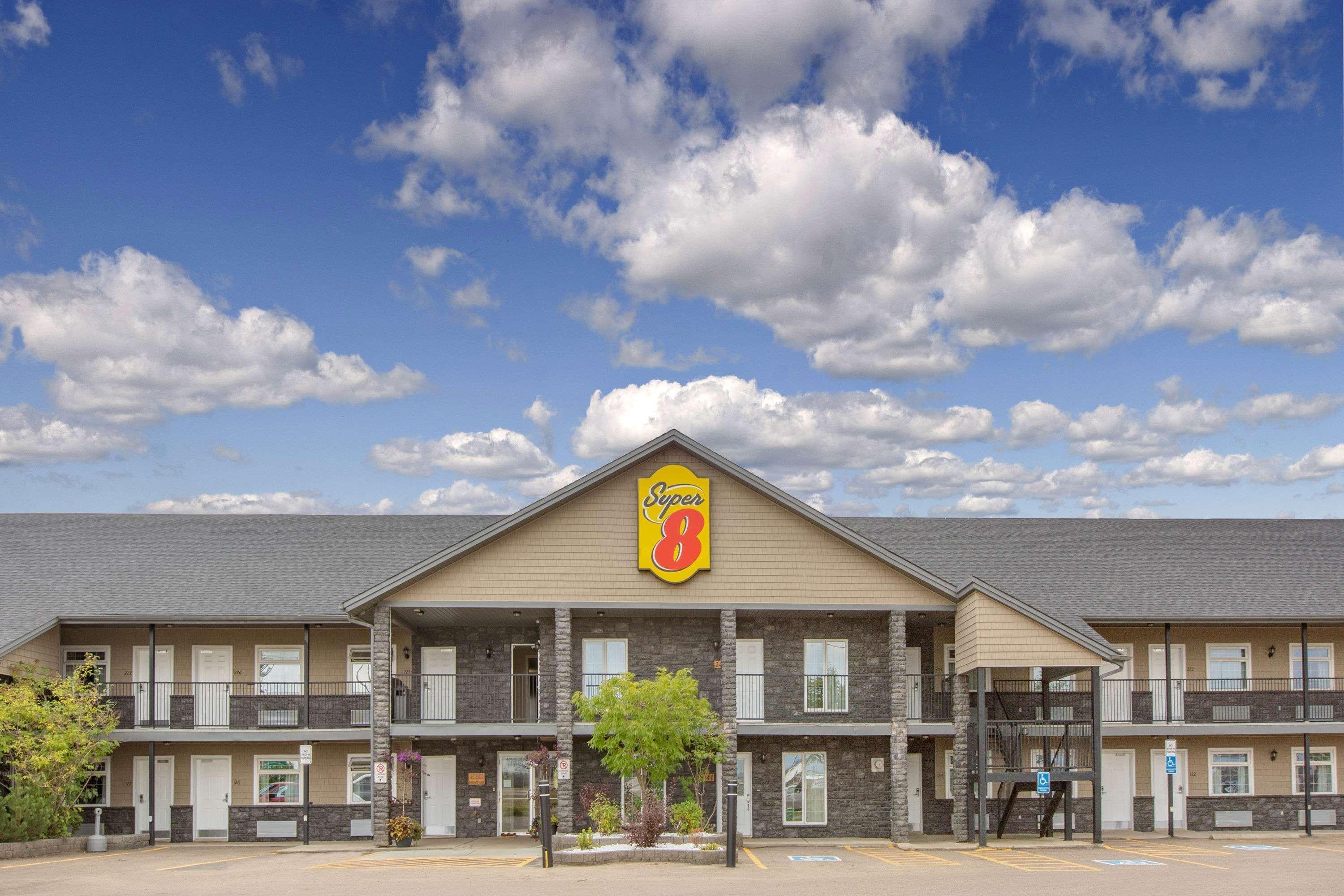 Super 8 By Wyndham Fort Mcmurray Exterior photo