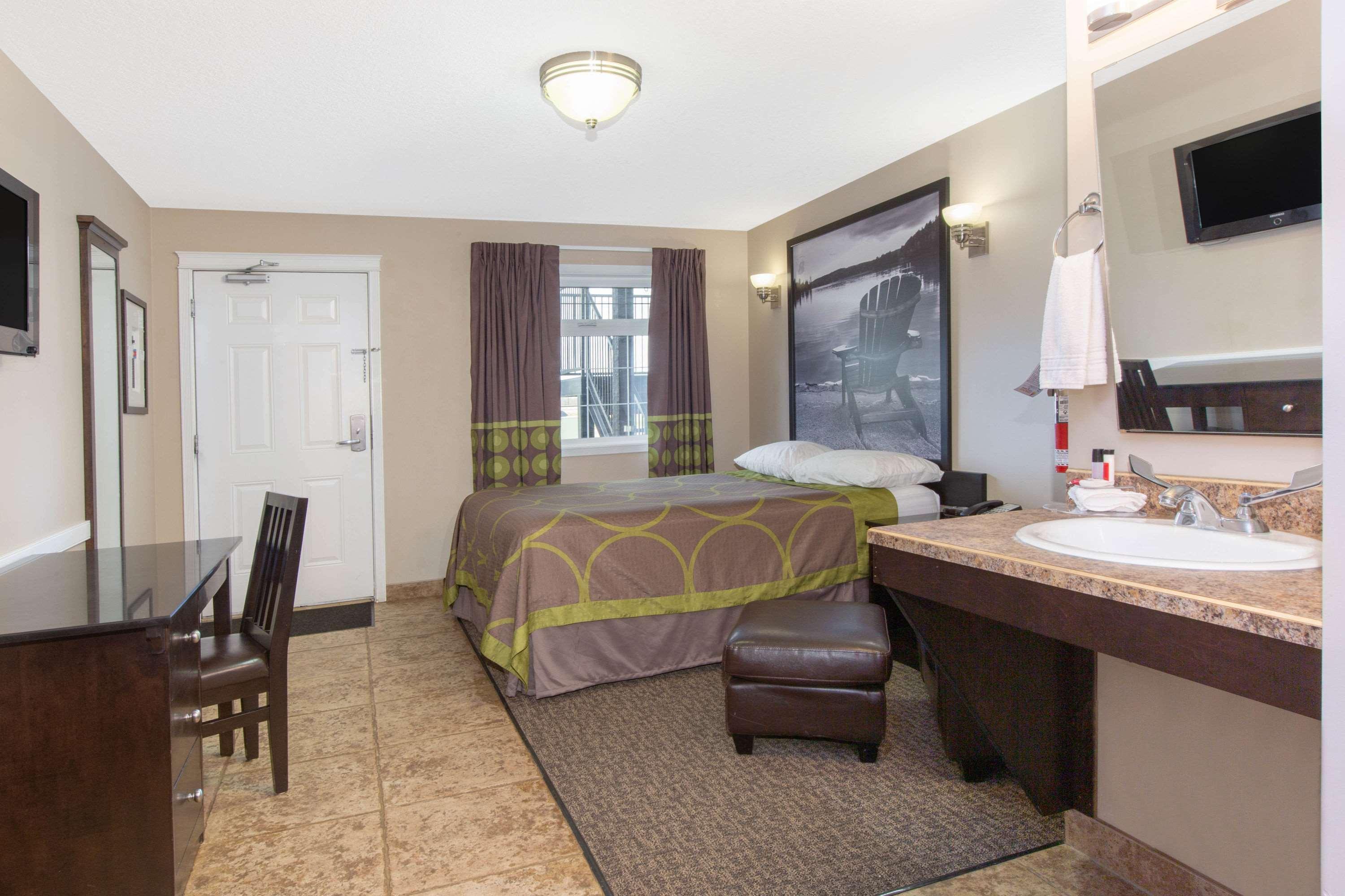 Super 8 By Wyndham Fort Mcmurray Exterior photo
