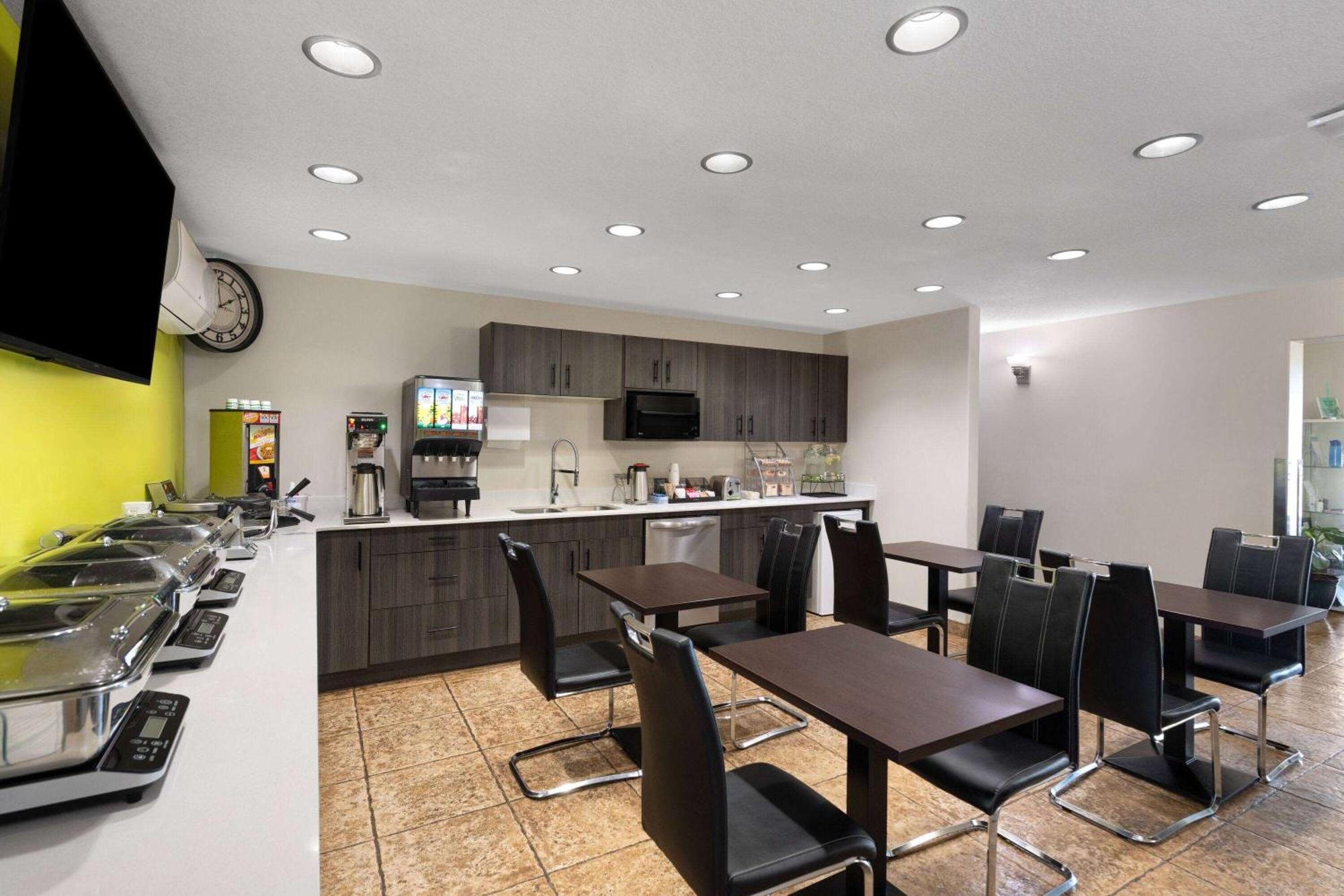 Super 8 By Wyndham Fort Mcmurray Exterior photo