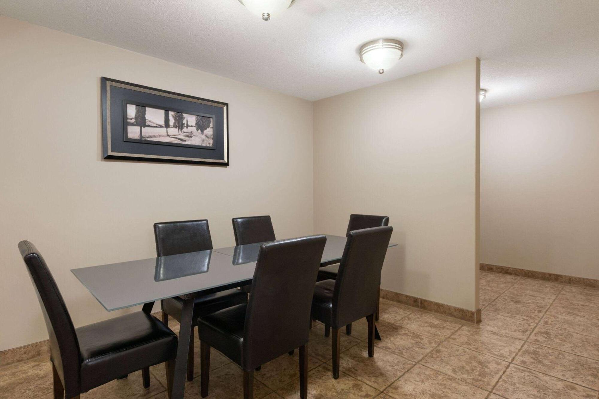 Super 8 By Wyndham Fort Mcmurray Exterior photo