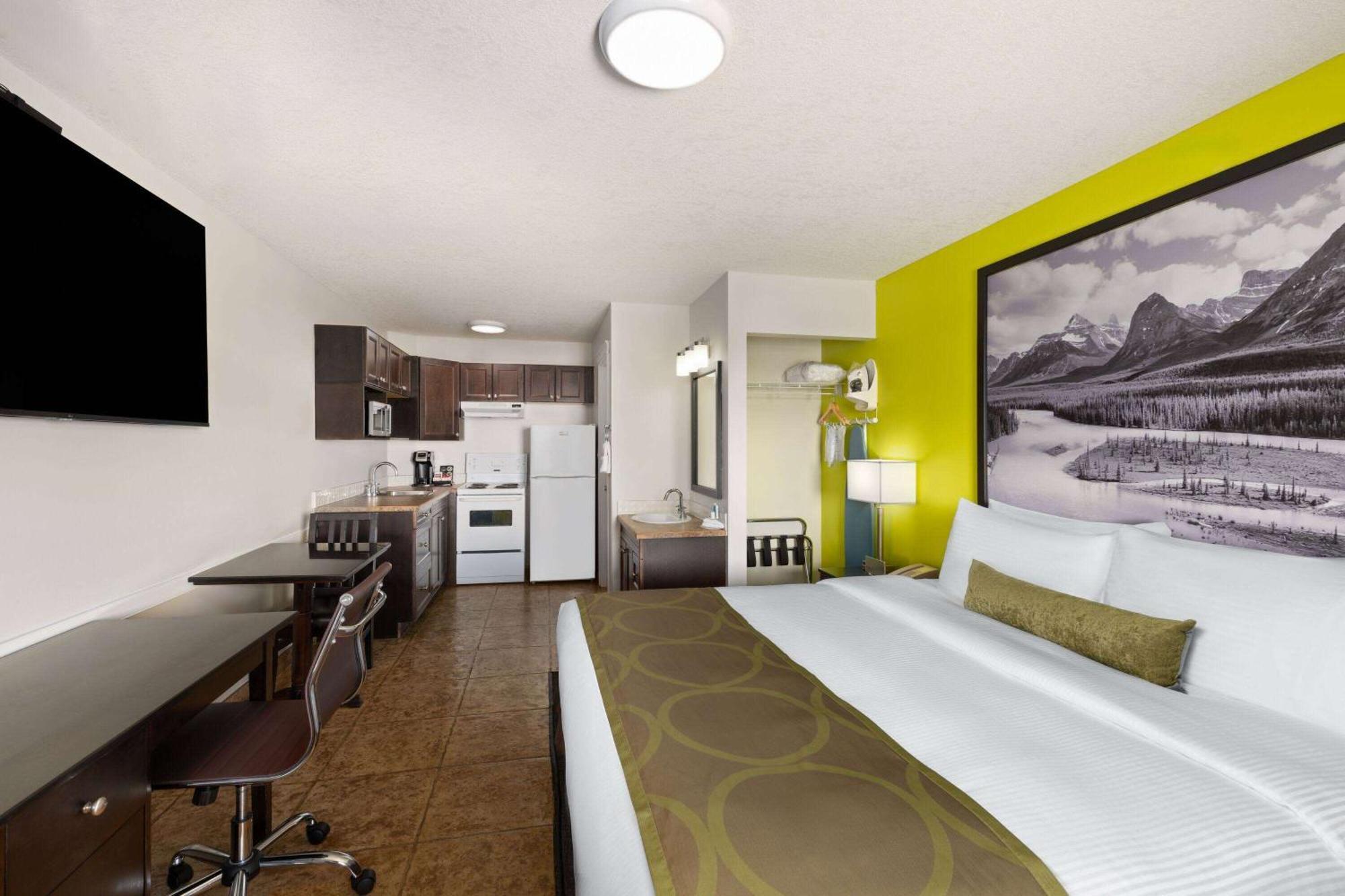 Super 8 By Wyndham Fort Mcmurray Exterior photo