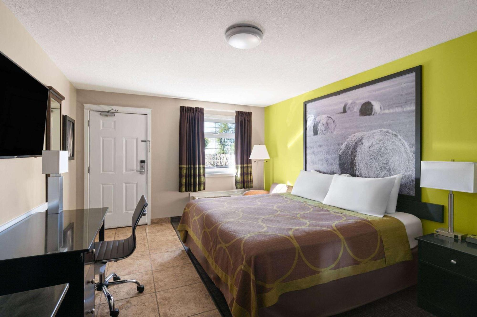 Super 8 By Wyndham Fort Mcmurray Exterior photo