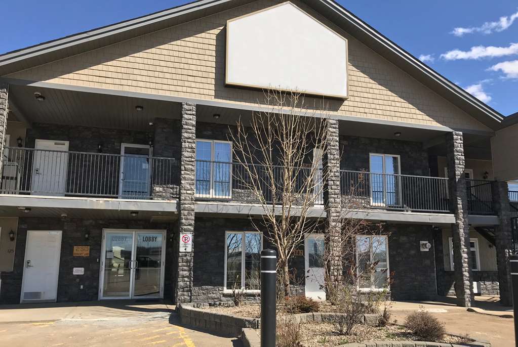 Super 8 By Wyndham Fort Mcmurray Exterior photo